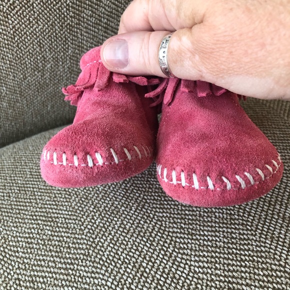 Infant Minnetonka Back Flap Moccasins With Velcro Closure. Pink, SZ 1. Like New. - Picture 6 of 16
